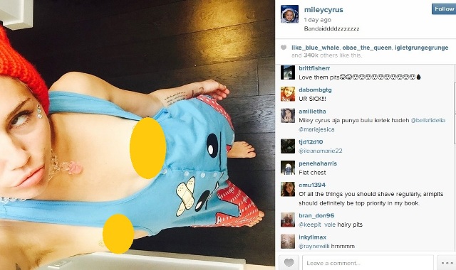 Miley Cyrus Berfoto Sengaja Perlihatkan Bulu Ketiak